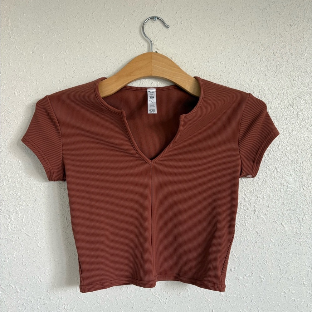 ALO YOGA Ribbed Cropped Savvy Short Sleeve - Rust Color Size XS